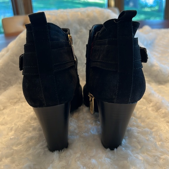 NWOT black Tommy Hilfiger black suede booties sz 7.5 - Picture 4 of 5